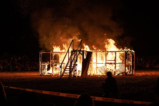 fire a large bright fire on a dark night